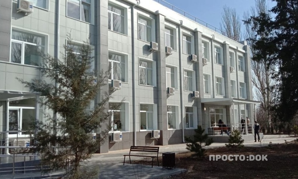 На фото поликлиника в Джанкое
