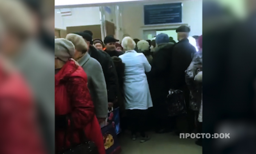 В одной из ЦРБ Ставропольского края пациенты занимают очередь к врачам с ночи