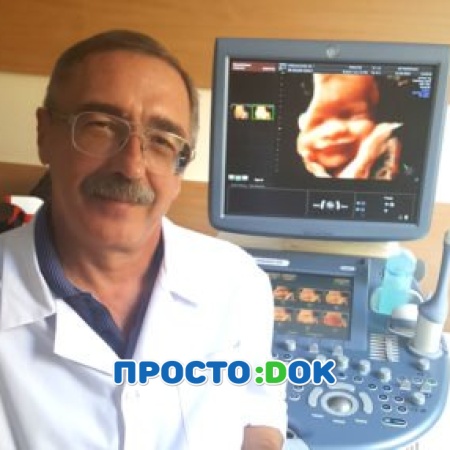На фото Яблоков Николай Борисович